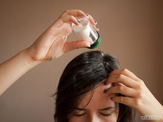 Coloque todos os ingredientes em um recipiente como um saleiro, por exemplo, e aplique próximo à raiz do cabelo (Foto: Reprodução)